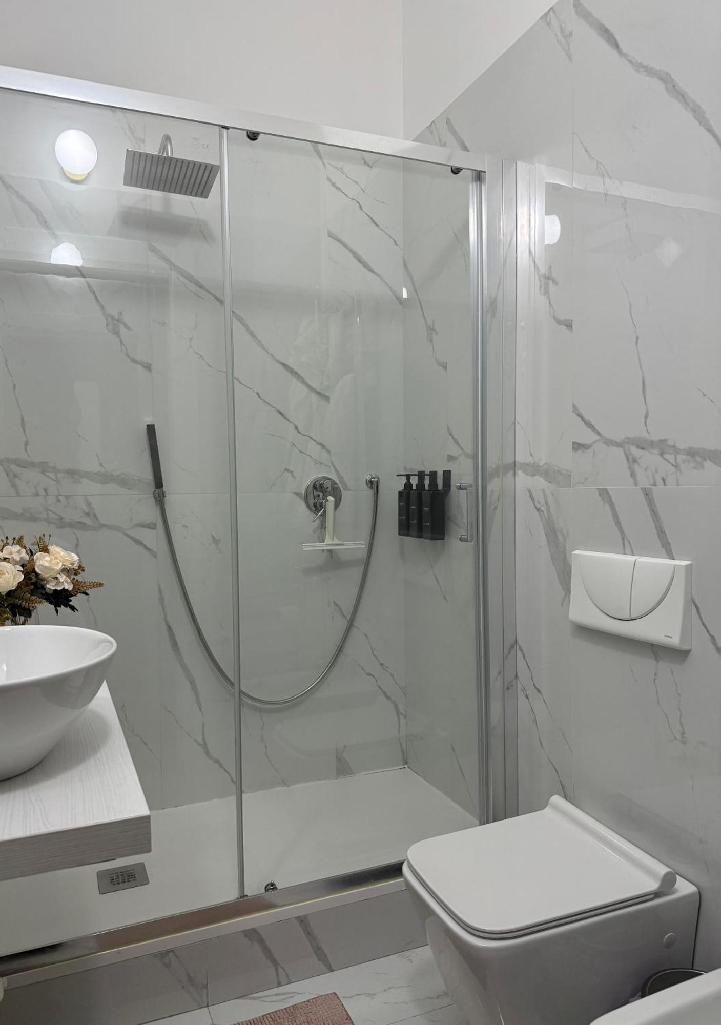 Peony House - 10 Min Duomo Apartment มิลาน ภายนอก รูปภาพ
